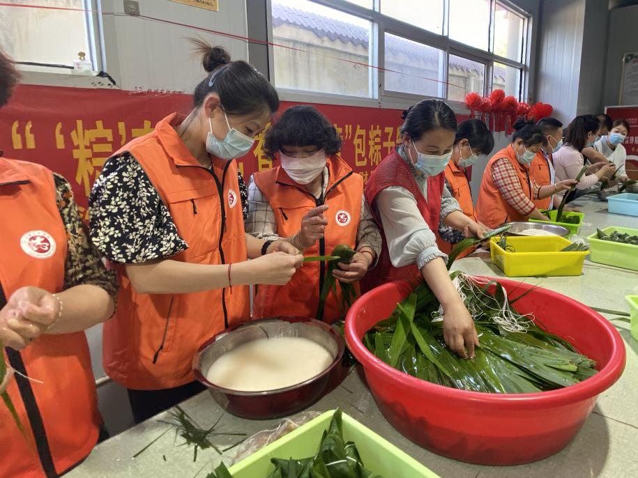 青口供電所黨支部聯(lián)合生產生活服務中心分會、黃沙坨社區(qū)，共同舉辦“悠悠艾草香 濃濃端午情”系列活動。.png